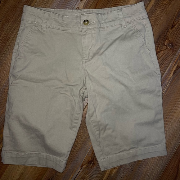 Arizona Jean Co Women’s Khaki Shorts // Size 9 // Length Near 18 1/2” - Picture 1 of 3